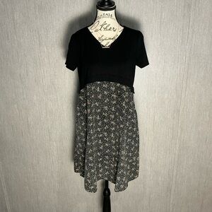 Slate & Willow Black and White Floral Mini Maternity Dress Size Small